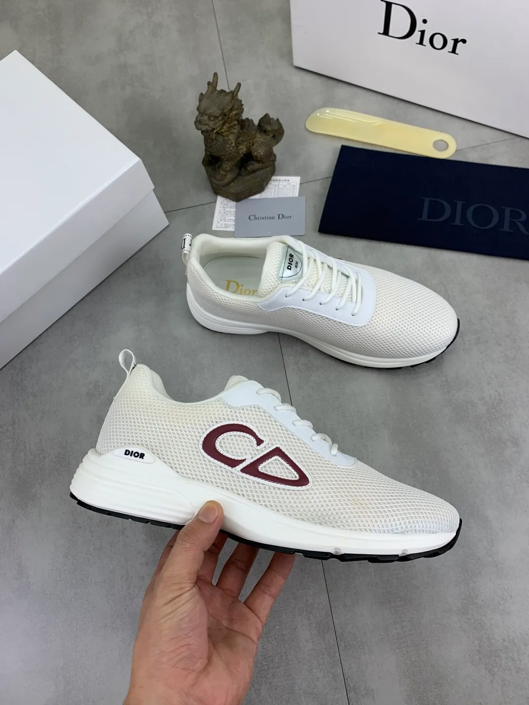 Men's Men's Shoes 💰P420 New Dior Chrono Fly Knit Shoes 2025 New B30 Series, in white and black fly knit series. Both sides are decorated with computer-printed CD logo, star patch on the tongue and Dior logo on the heel. Many details highlight the style. The interior is matched with the original color matching mesh, and the interior of the body is supported by low-temperature shaping sheets, and is filled with light feather cotton to keep the interior full and soft against the feet. The exclusive open-molded outsole adopts a one-piece molding process, so there is no need to worry about problems such as the opening and falling of sole decorative accessories. It is light and comfortable to wear, yet strong and wear-resistant. The two-color shoelaces are accessorized with exquisite metal five-pointed star pendants, creating a high-end, trendy and casual look at all times. Color: white black gray blue code number: 38-44